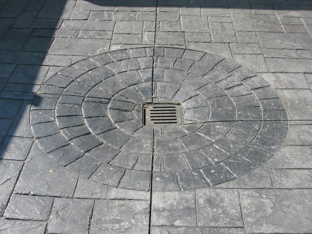 Photo - Example of incorporating drainage into a circle inset using stone grey cobble edges at a household in Poulton-le-Fylde, Lancashire - Photo Gallery - Home - © Northern Cobblestone