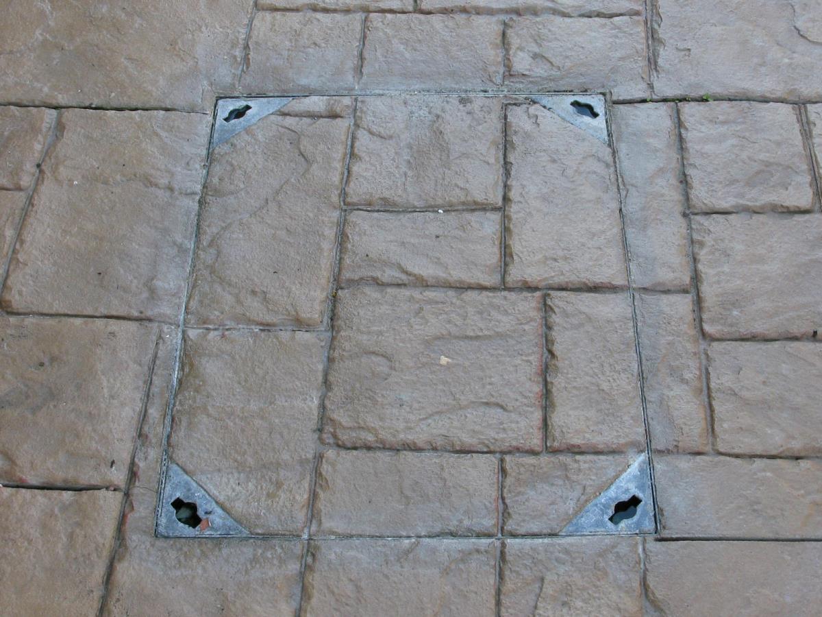 Photo - Drainage and other features can be blended in as per this recessed tray heavy duty manhole cover on a driveway in Caton, near Lancaster - Photo Gallery - Home - © Northern Cobblestone